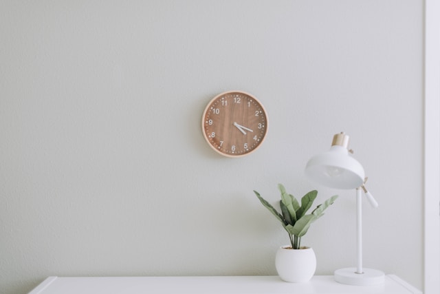 Discover how minimalism creates a simpler budget. Learn to cut costs by reducing clutter, focusing on value, and breaking the cycle of consumerism.